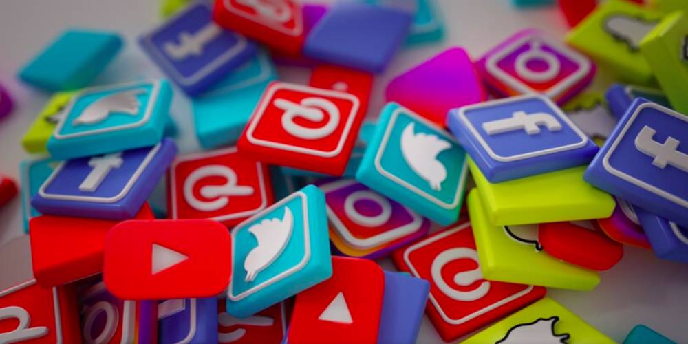Media Sosial Sebagai Sarana Personal Branding: Meningkatkan Citra Diri di Era Digital